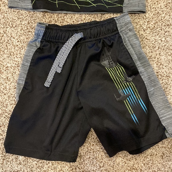 Boys size 5 Star Wars shirts and shorts. Four shirts and three shorts. - Picture 9 of 9